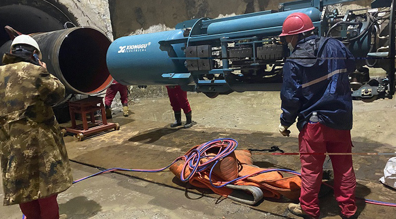 Xionggu pipeline automatic welding machine welds the Wangbao River pipe jacking tunnel